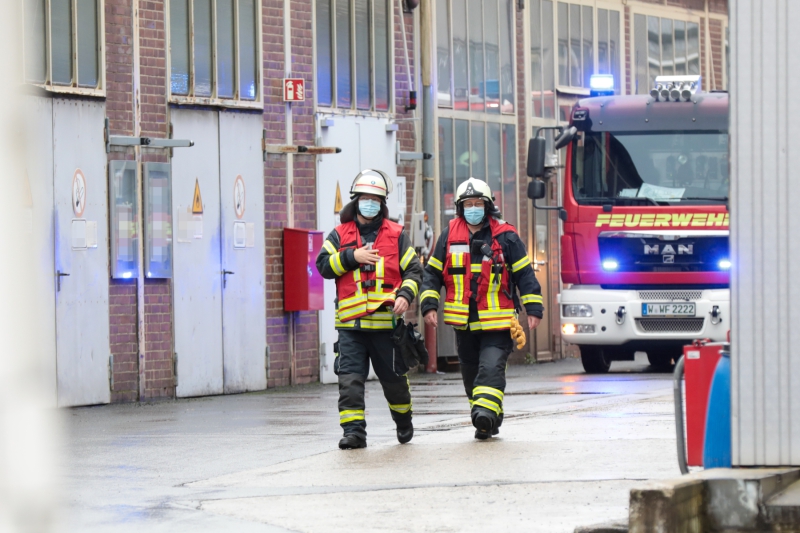 Abschlussübung des ABC 1-Lehrgang der Feuerwehr Wuppertal auf einem Industriegelände in Wuppertal