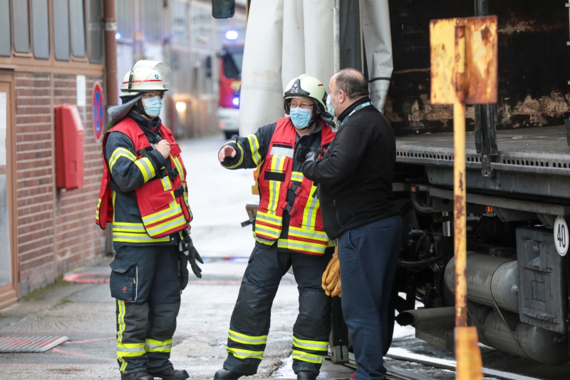 Abschlussübung des ABC 1-Lehrgang der Feuerwehr Wuppertal auf einem Industriegelände in Wuppertal
