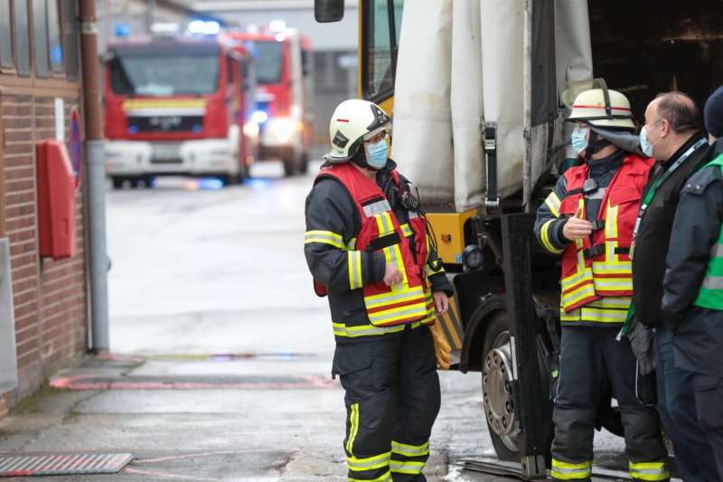 Abschlussübung des ABC 1-Lehrgang der Feuerwehr Wuppertal auf einem Industriegelände in Wuppertal