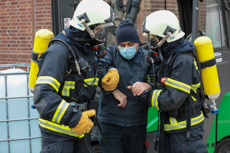 Abschlussübung des ABC 1-Lehrgang der Feuerwehr Wuppertal auf einem Industriegelände in Wuppertal