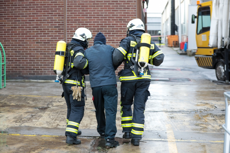 Abschlussübung des ABC 1-Lehrgang der Feuerwehr Wuppertal auf einem Industriegelände in Wuppertal