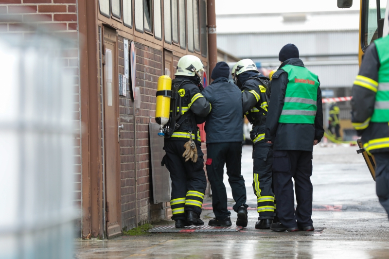 Abschlussübung des ABC 1-Lehrgang der Feuerwehr Wuppertal auf einem Industriegelände in Wuppertal