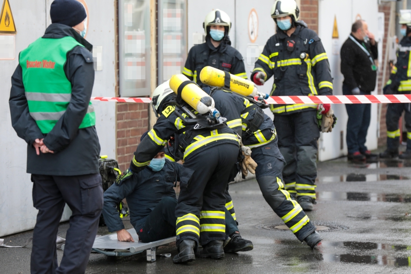 Abschlussübung des ABC 1-Lehrgang der Feuerwehr Wuppertal auf einem Industriegelände in Wuppertal