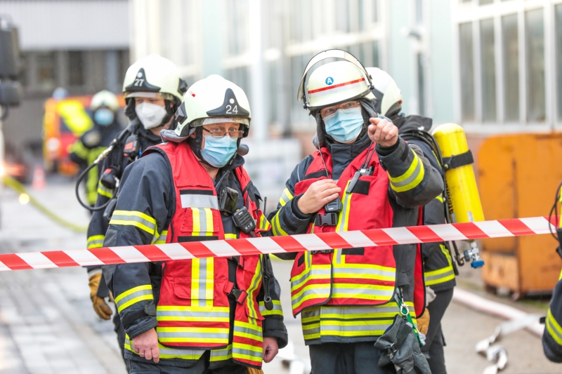 Abschlussübung des ABC 1-Lehrgang der Feuerwehr Wuppertal auf einem Industriegelände in Wuppertal