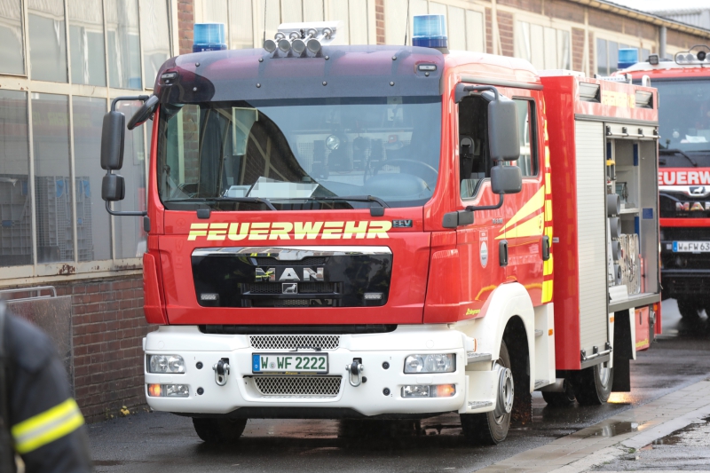 Abschlussübung des ABC 1-Lehrgang der Feuerwehr Wuppertal auf einem Industriegelände in Wuppertal