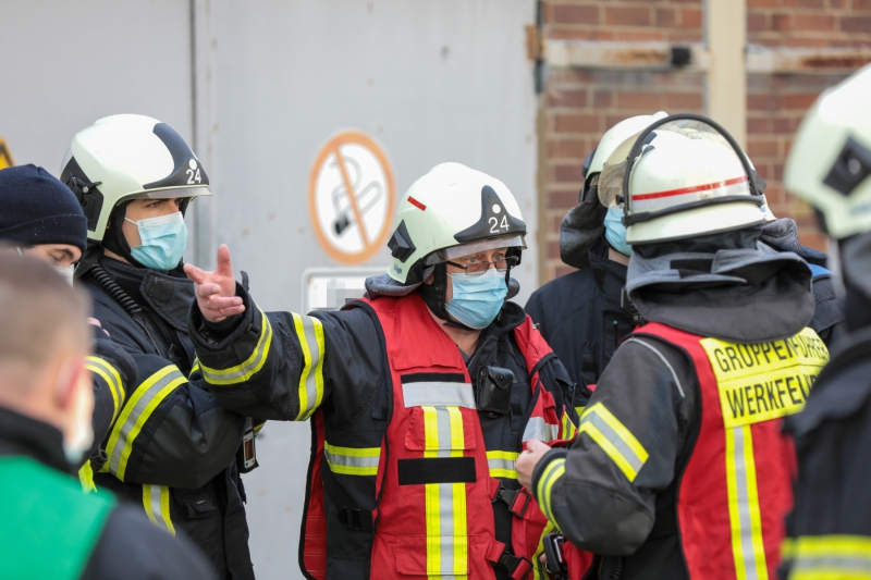 Abschlussübung des ABC 1-Lehrgang der Feuerwehr Wuppertal auf einem Industriegelände in Wuppertal