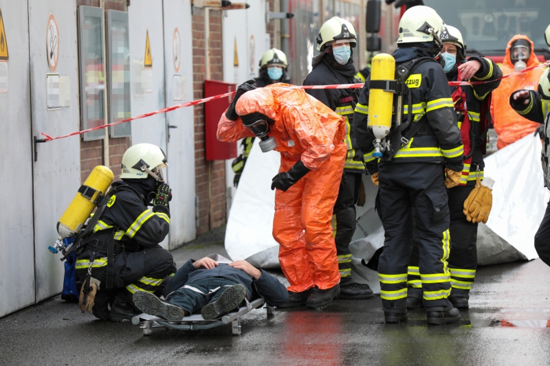 Abschlussübung des ABC 1-Lehrgang der Feuerwehr Wuppertal auf einem Industriegelände in Wuppertal