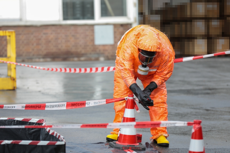 Abschlussübung des ABC 1-Lehrgang der Feuerwehr Wuppertal auf einem Industriegelände in Wuppertal