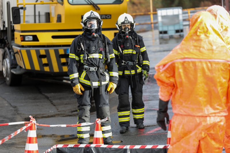 Abschlussübung des ABC 1-Lehrgang der Feuerwehr Wuppertal auf einem Industriegelände in Wuppertal