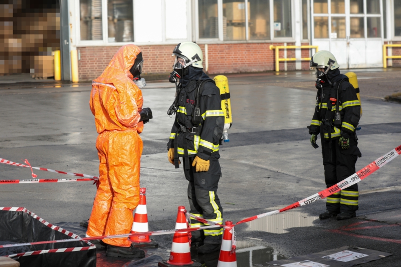 Abschlussübung des ABC 1-Lehrgang der Feuerwehr Wuppertal auf einem Industriegelände in Wuppertal