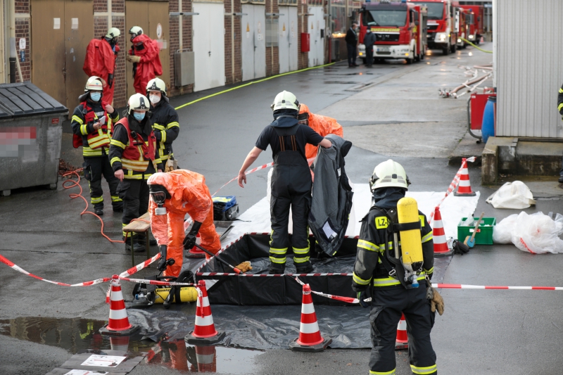Abschlussübung des ABC 1-Lehrgang der Feuerwehr Wuppertal auf einem Industriegelände in Wuppertal