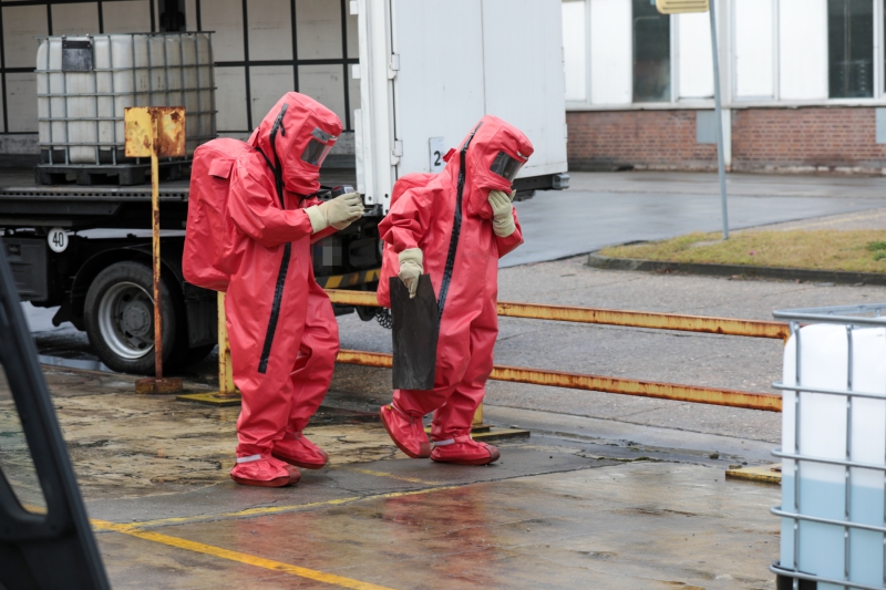 Abschlussübung des ABC 1-Lehrgang der Feuerwehr Wuppertal auf einem Industriegelände in Wuppertal