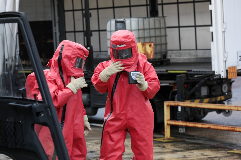 Abschlussübung des ABC 1-Lehrgang der Feuerwehr Wuppertal auf einem Industriegelände in Wuppertal