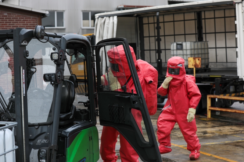 Abschlussübung des ABC 1-Lehrgang der Feuerwehr Wuppertal auf einem Industriegelände in Wuppertal