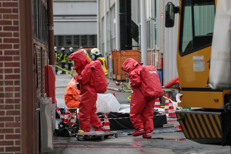 Abschlussübung des ABC 1-Lehrgang der Feuerwehr Wuppertal auf einem Industriegelände in Wuppertal