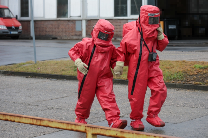Abschlussübung des ABC 1-Lehrgang der Feuerwehr Wuppertal auf einem Industriegelände in Wuppertal