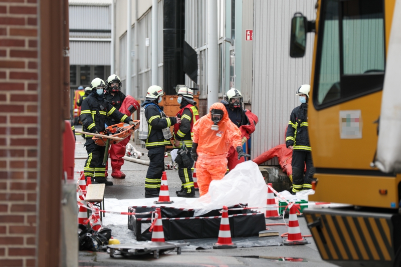 Abschlussübung des ABC 1-Lehrgang der Feuerwehr Wuppertal auf einem Industriegelände in Wuppertal