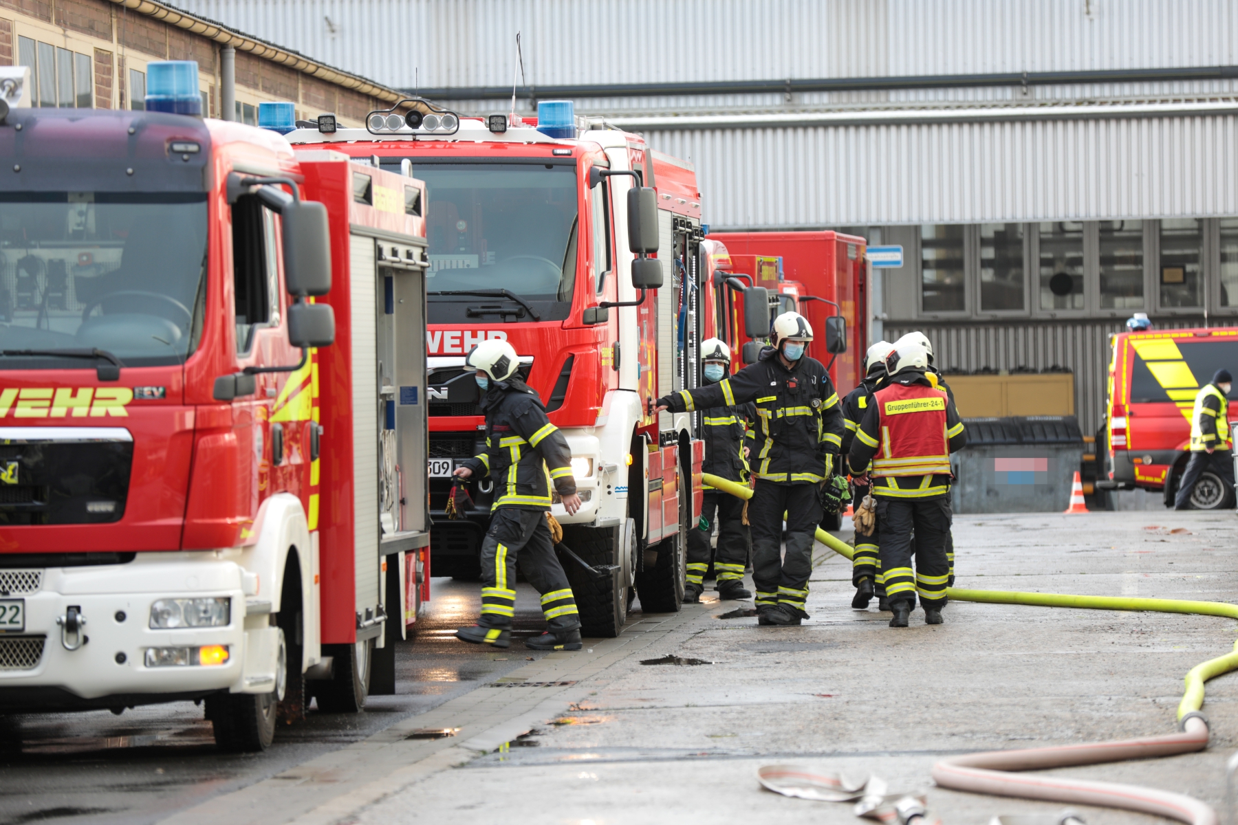 Abschlussübung des ABC 1-Lehrgang der Feuerwehr Wuppertal auf einem Industriegelände in Wuppertal