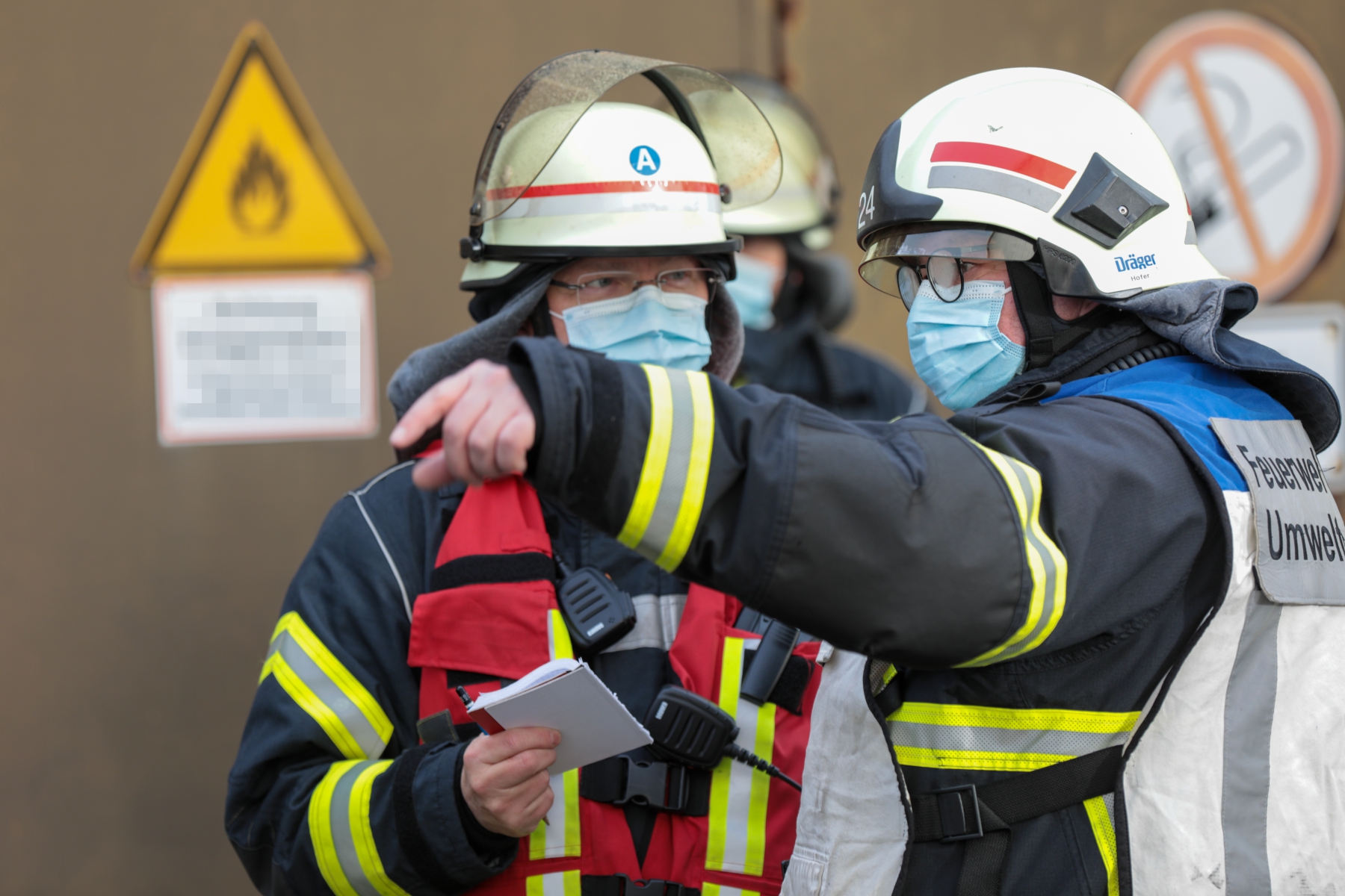 Abschlussübung des ABC 1-Lehrgang der Feuerwehr Wuppertal auf einem Industriegelände in Wuppertal